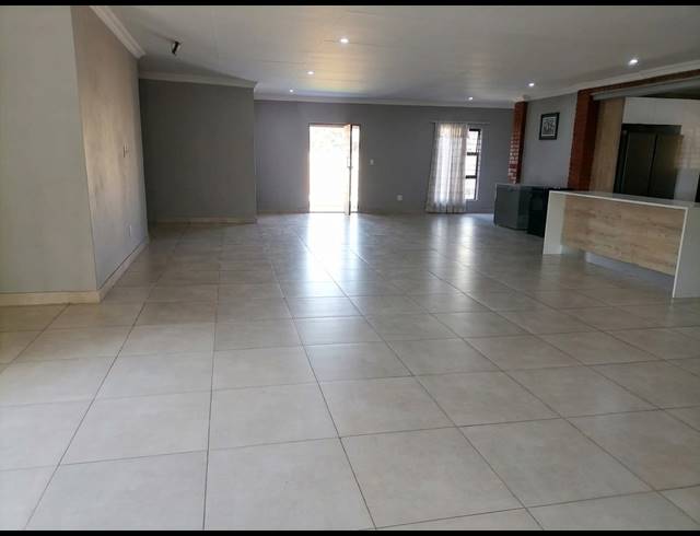 4 BEDROOM FREESTANDING FOR SALE IN HEUWELOORD